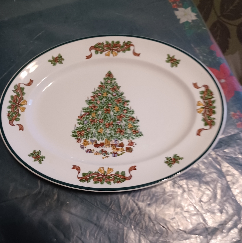 Festive Christmas Tree Oval Service Plate. Johnson Bro., 12".Green and Red
